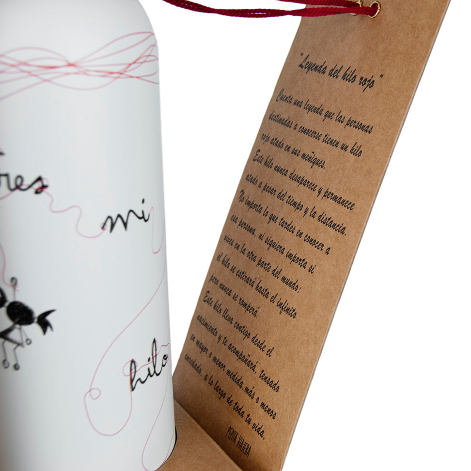 Pack Niji con cuaderno, vela, taza y botella del Hilo Rojo.