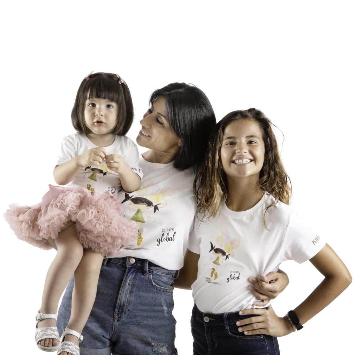 Camiseta de algodón orgánico modelo Viajera Global para lodos los que no pueden parar de viajar, en color blanco. Vista puesta en modelos chica adulta, niña y bebé