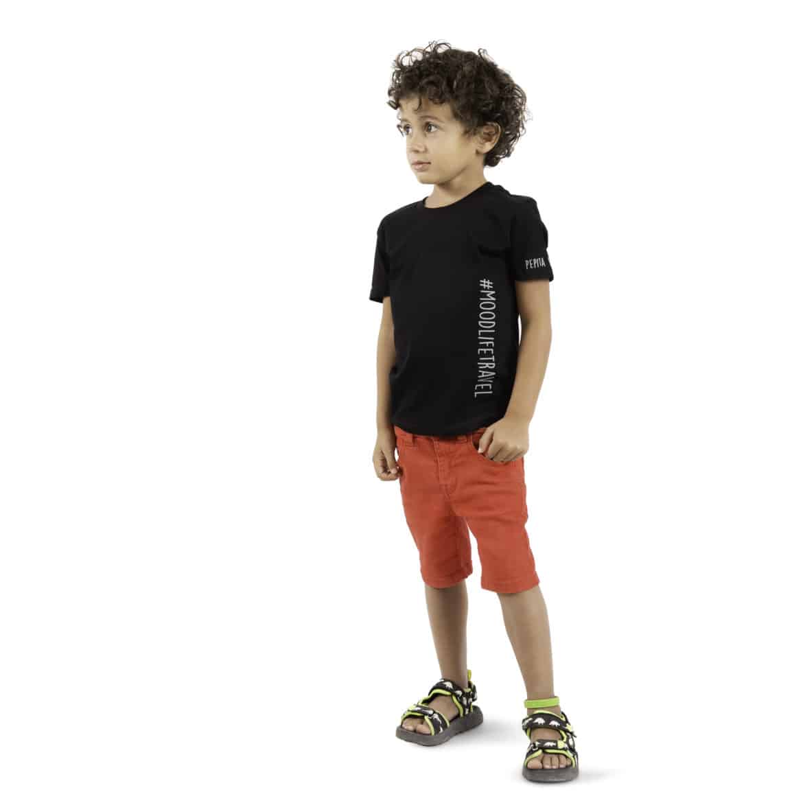 Camiseta de algodón orgánico en color negro modelo #moodlifetravel. Luce y viraliza nuestro hashtag. Vista puesta en modelo chico niño