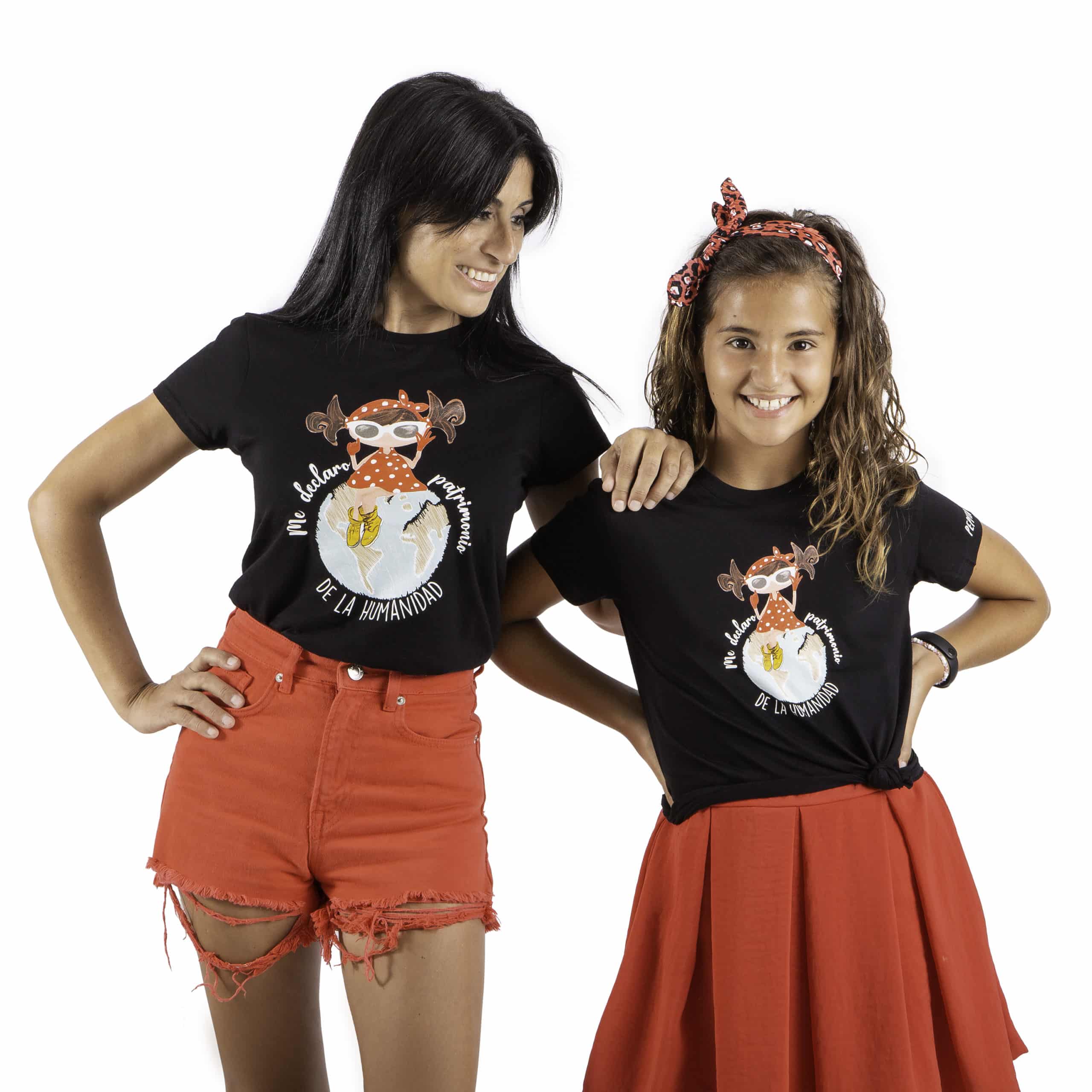 Camiseta de algodón orgánico de la marca Pepita Viajera en color negro para aquellos que se declaran Patrimonio de la humanidad. Vista puesta en modelos chica adulta y niña