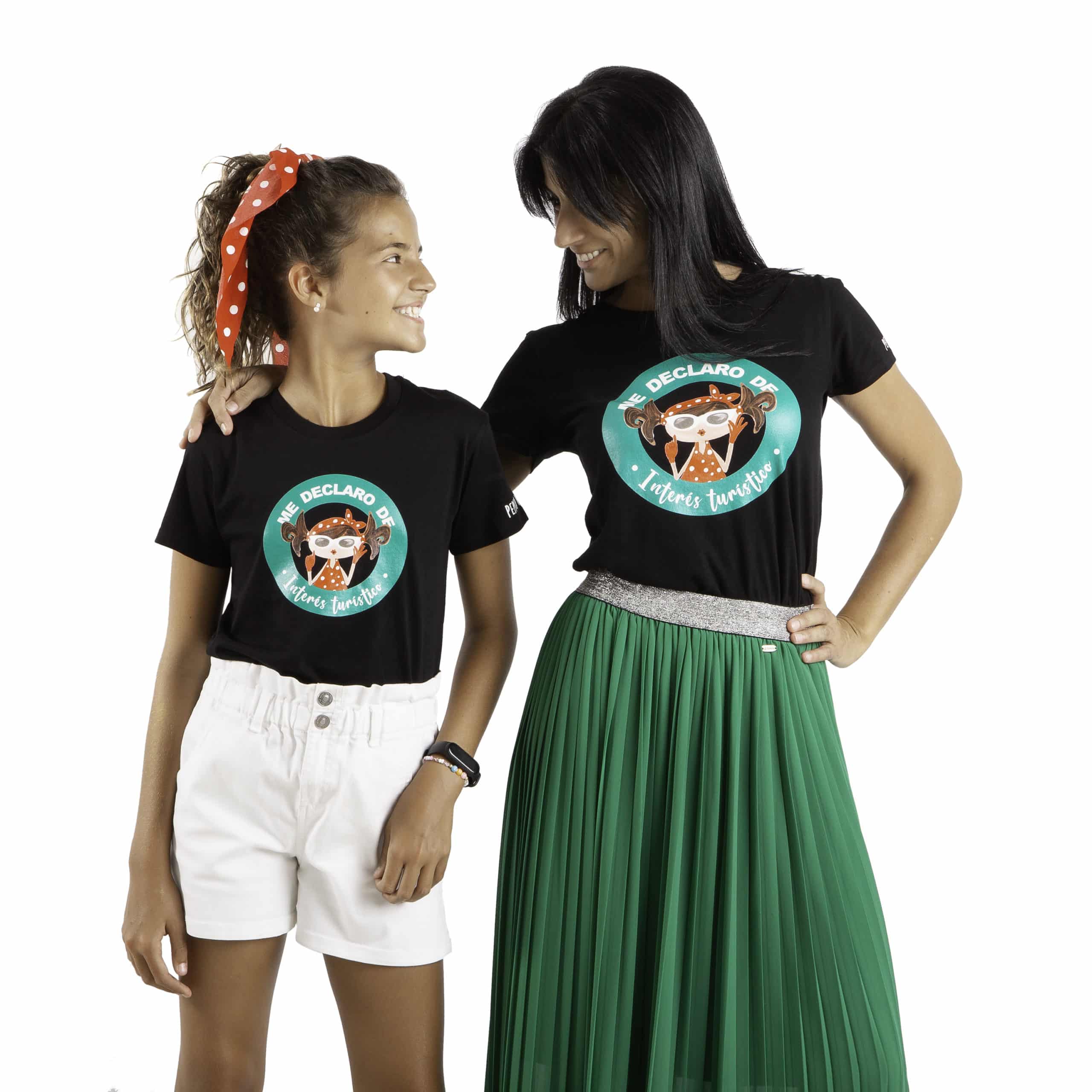 Camiseta de algodón orgánico de la marca Pepita Viajera en color negro para aquellas que se declaran de Interés Turístico. Vista puesta en modelos chica adulta y niña