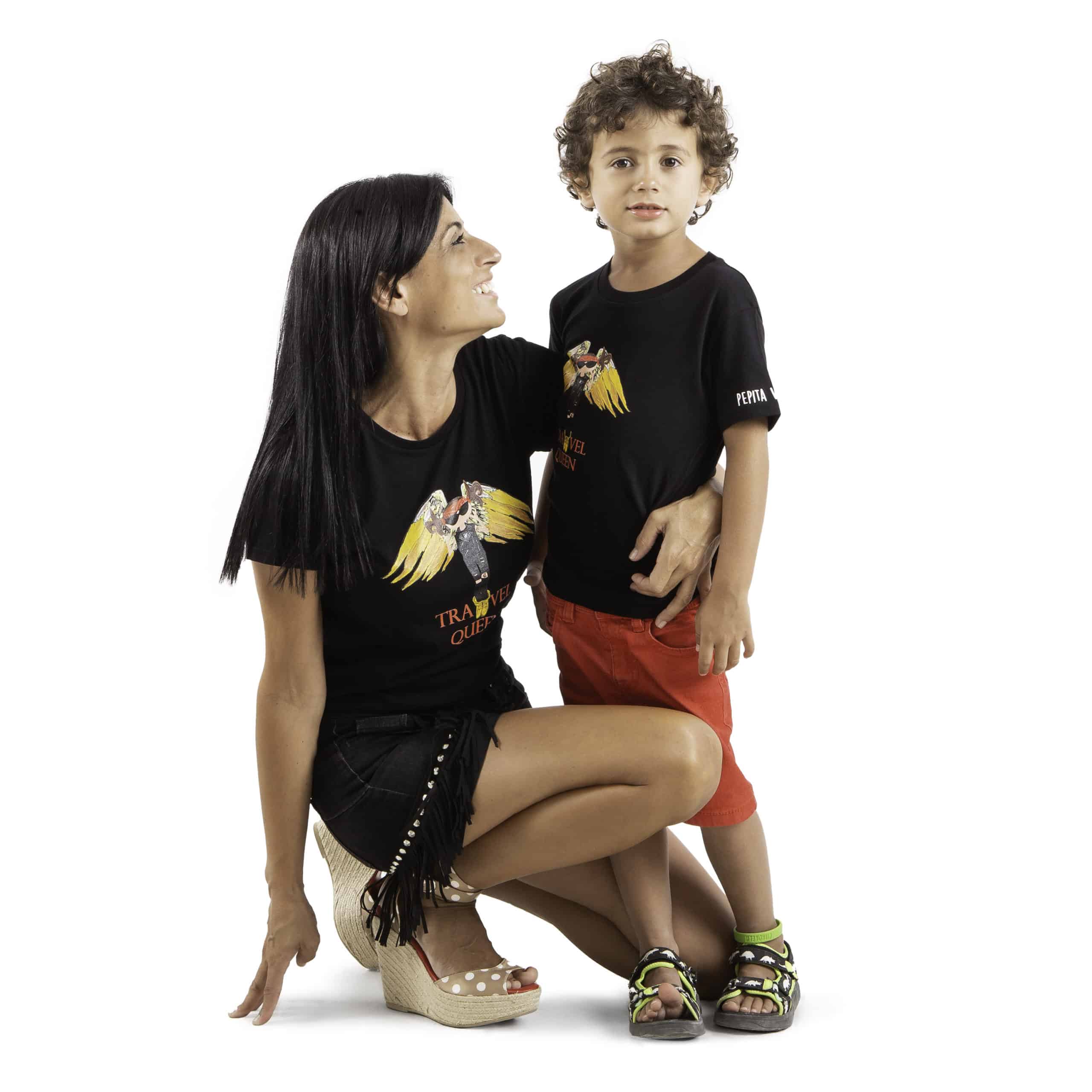 Camiseta de algodón orgánico modelo Travel Queen para los más viajeros en color negro. Foto modelos adulto chica y niño