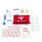 Vista cenital con detalle de productos incluidos en el precioso kit de primeros auxilios de la marca Pepita Viajera