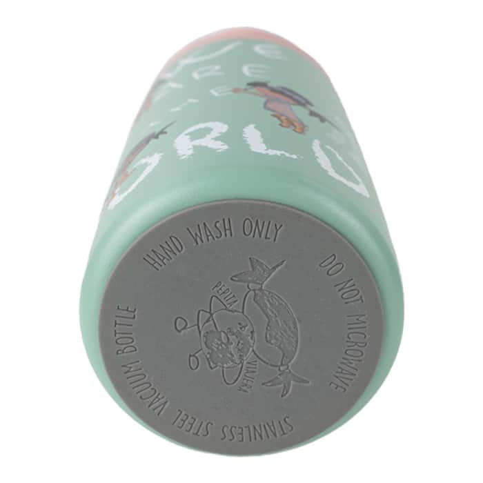 Detalle base silicona antiruido, logo grabado, botella infantil termica colección saludos del mundo marca Pepita Viajera, regalos, viajar